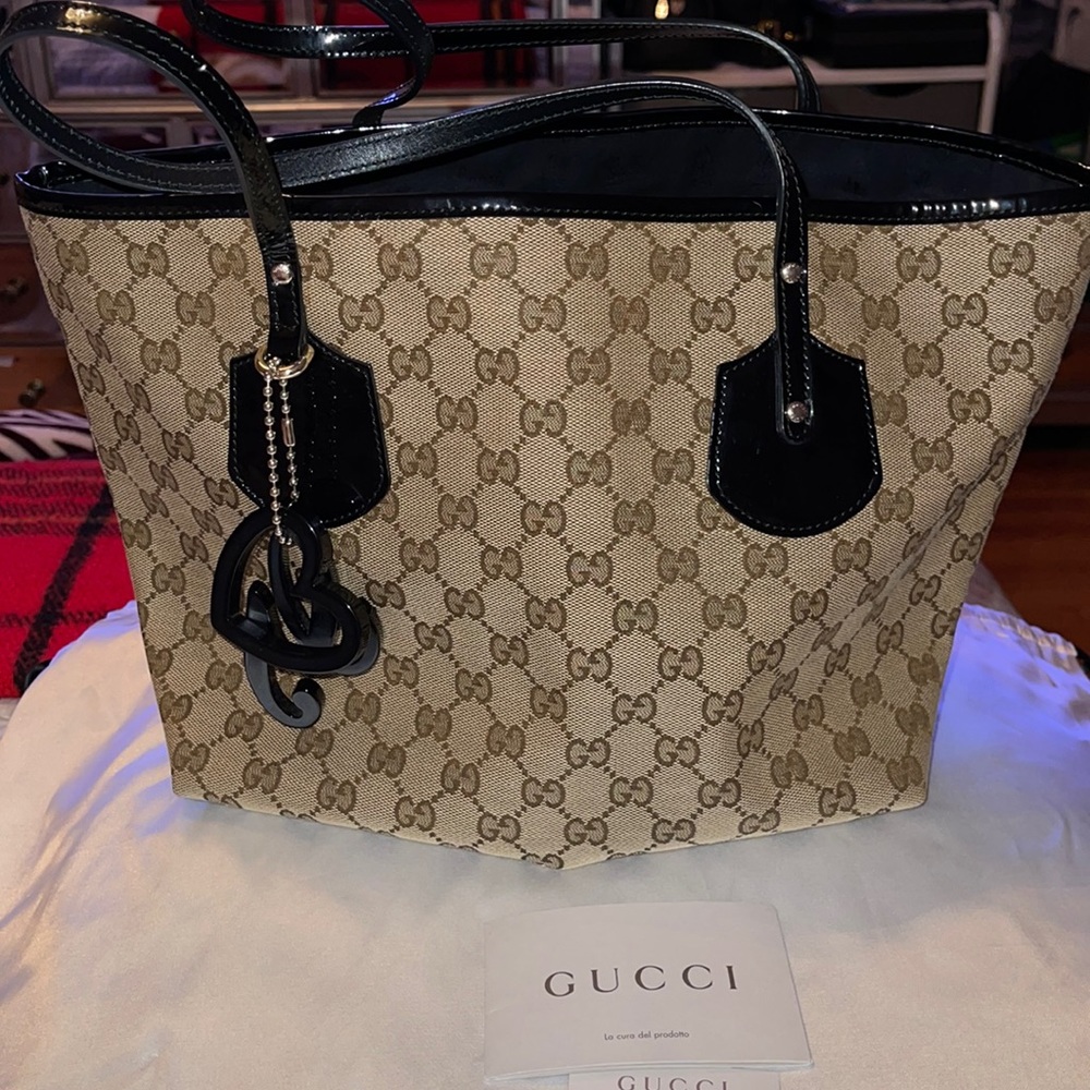 Preloved Gucci GG logo tote bag excellent condition no stains . Has hang tags
